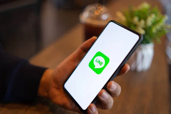 CHIANG MAI, TAILANDIA - Marzo. 24,2019: Hombre sosteniendo Xiaomi Mi Mix 3 con aplicaciones LINE en pantalla. LINE es una nueva aplicación de comunicación que le permite hacer llamadas de voz gratuitas y enviar mensajes gratuitos . — Foto de Stock