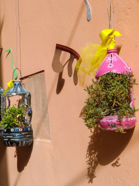 Alghero, çiçekler duvarlardan evleri şehir duvar, İtalya, Sardunya, Sassari yukarıdaki satır asılı