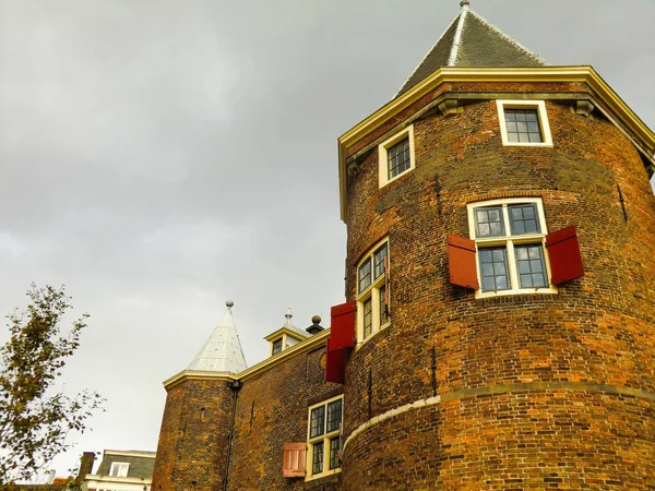 İçinde de Waag aşağıdan, bir restoranda Nieuwmarkt Meydanı, Amsterdam, Hollanda, Hollanda, Avrupa artık olan 15. yüzyıl kent kapısı