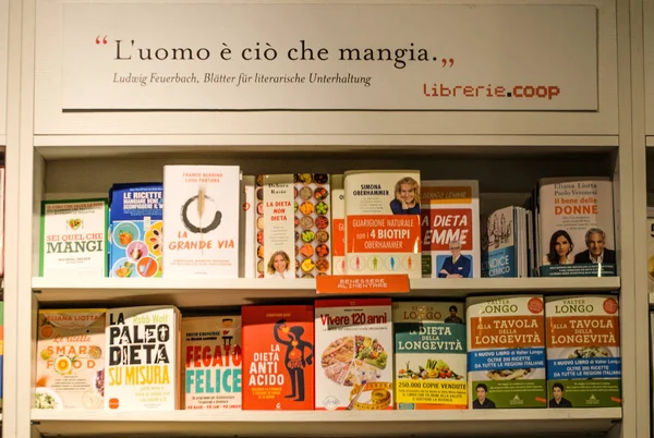 Eataly, Roma, Italyan Food Emporium ve restoranlarında kitap gösterimi. Ostiense eski terminali, Italya
