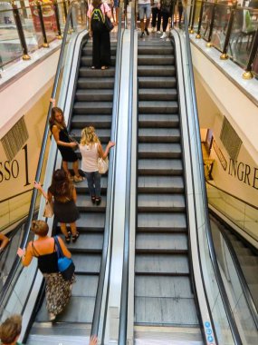 Euroma2 alışveriş merkezi 'nde iç merdiven, Roma, Lazio, Italya