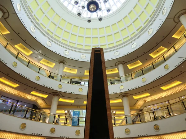 Alabaster Obelisk Euroma2 Shopping Mall Řím Lazio Itálie — Stock fotografie