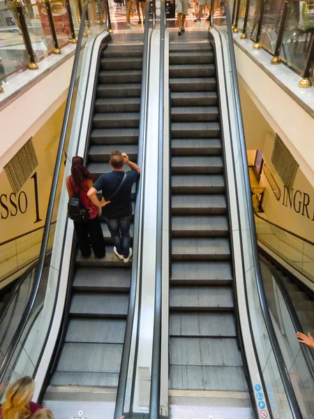 Euroma2 alışveriş merkezi 'nde iç merdiven, Roma, Lazio, Italya