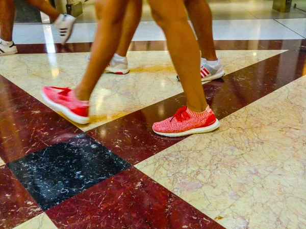Euroma2 ショッピングモール ローマ ラツィオ イタリア内部の大理石の歩道上の人々の足 — ストック写真