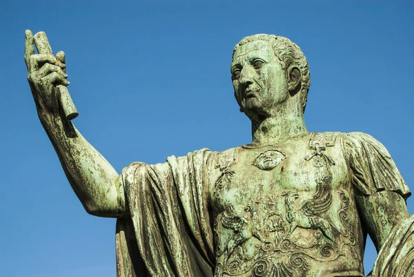 トラヤヌスのフォーラム ローマ イタリア ヨーロッパのユリウス シーザー像の詳細 — ストック写真