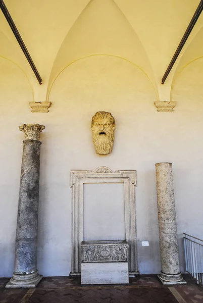 ミケランジェロの回廊の古代の仮面と柱 テルメ ディオクレツィアーノ 国立ローマ博物館 ローマ イタリア — ストック写真