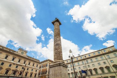Marcus Aurelius Sütunu, Piazza Colonna, Roma, Palazzo Montecitorio yakınlarındaki Piazza Montecitorio, Roma, İtalya