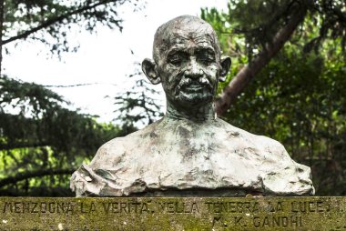 Bronz büstü Mahatma Gandhi'nin Eur bölgesinde, Piazza Ghandi, Roma, İtalya