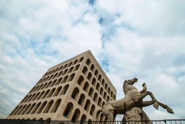 Il Palazzo della Civilta Italiana, a volte chiamato anche la Civilta del Lavoro, un edificio monumentale che si trova a Roma nel moderno quartiere EUR, Colosseo Quadrato, EUR, Expo, Rome, Italy,  Esposizione Universale