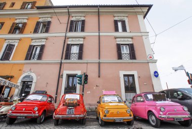 Roma sokaklarında Fiat cinquecento, İtalya
