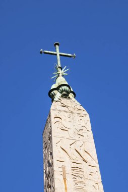 Cima dell'Obelisco egiziano Flaminio in Piazza del Popolo - uno dei tredici antichi obelischi di Roma, Italy