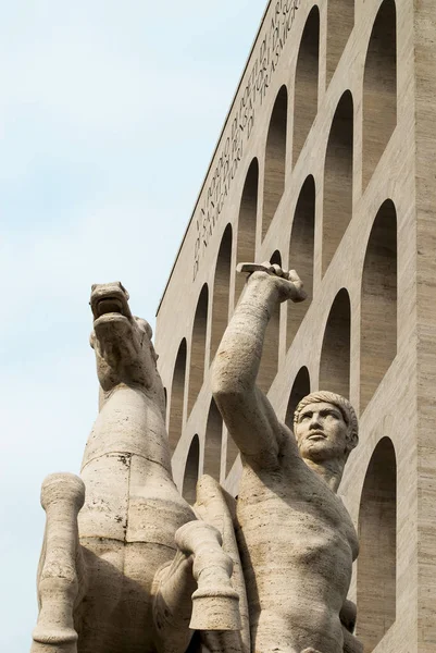 Close Statue Horse Man Front Palazzo Della Civiltaitaliana Colosseo Quadrato — Fotografia de Stock