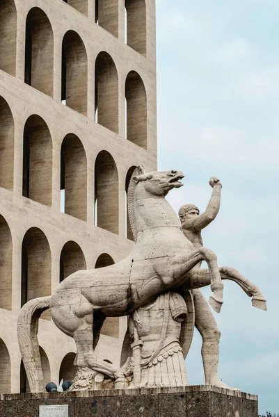 Close Statue Horse Man Front Palazzo Della Civiltaitaliana Colosseo Quadrato — Fotografia de Stock