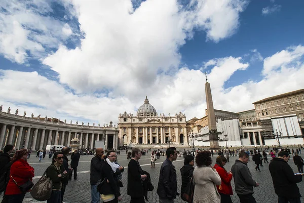 St Peter Bazilikası, Vatikan, Roma, Lazio, İtalya, Avrupa önünde Güvenlik Kontrolü için sırada bekleyen insanlar