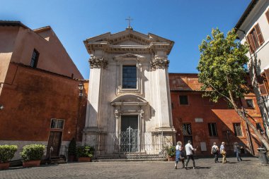 Chiesa di Sant'Egidio, St. Egidio Kilisesi, Piazza Sant'Egidio, Trastevere, Roma, İtalya önünde yürüyen insanlar