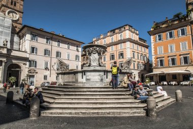 Çeşme ve Basilica Our Lady içinde Trastevere - Basilica di Santa Maria içinde Trastevere, Roma, İtalya
