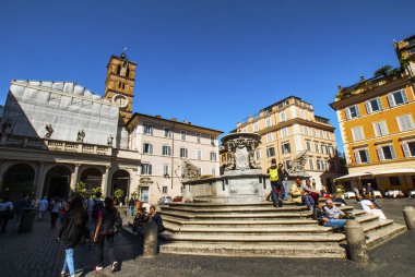 Çeşme ve Basilica Our Lady içinde Trastevere - Basilica di Santa Maria içinde Trastevere, Roma, İtalya