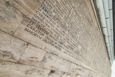 Res Gestae Divi Augusti Roma,İtalya, Avrupa'daki Ara Pacis Müzesi'nin arkasına yerleştirildi