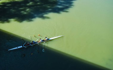 Tiber Nehri üzerinde kano, Roma, İtalya, Lazio