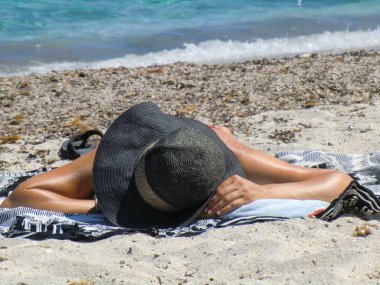 Kadın şapka üzerinde plaj Porto Ainu, Budoni, Gallura, Doğu Sardunya, Sardunya, İtalya, Europe yakınındaki ile