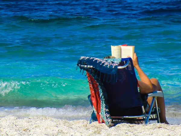 Kadın bir kitap üzerinde plaj, Porto Ainu, Budoni, Gallura, Doğu Sardunya, Sardunya, İtalya, Europe yakınındaki okuma