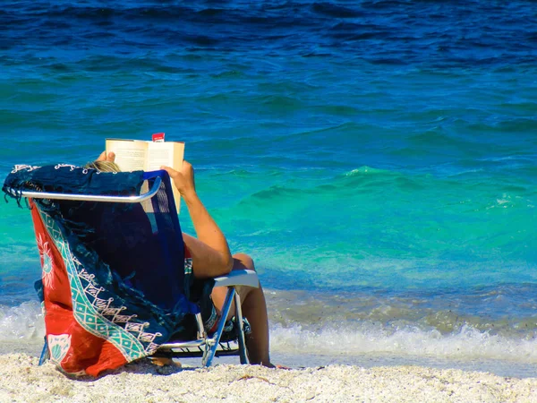 Kadın bir kitap üzerinde plaj, Porto Ainu, Budoni, Gallura, Doğu Sardunya, Sardunya, İtalya, Europe yakınındaki okuma