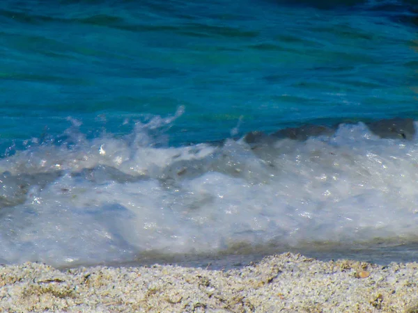 波在波尔图阿伊努海滩 Budoni Gallura 东撒丁岛 撒丁岛 意大利 — 图库照片