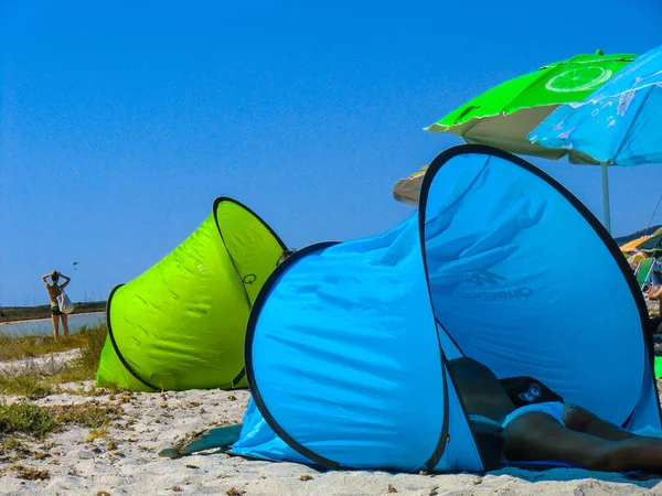 在波尔图阿伊努海滩的帐篷 Budoni Gallura 东撒丁岛 撒丁岛 意大利 — 图库照片