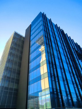 Roma Eur, aşağıdan görünümünü bir gökdelen muhit alan, Euroma2 alışveriş merkezi, Lazio, İtalya.