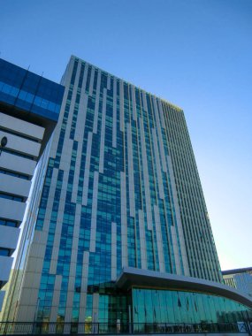 Roma Eur, aşağıdan görünümünü bir gökdelen muhit alan, Euroma2 alışveriş merkezi, Lazio, İtalya.