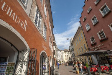 beyaz üzerine salata