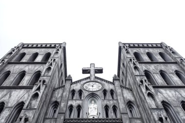 St. Joseph Katedrali, Hanoi, Vietnam, Temmuz 2025. Vietnam 'ın Hanoi bölgesindeki Hoan Kiem bölgesinde Nha Tho Church Caddesi' nde bir kilise. 19. yüzyılın sonlarında Gotik Uyanış Neo Gotik tarzı bir kilise..