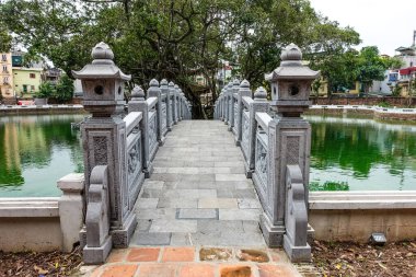 Van Mieu Ulusal Anıt Kompleksi Quoc Tu Giam. Gölün ortasında Kim Chau Adası uzanıyor. Hanoi, Vietnam, Temmuz 2025