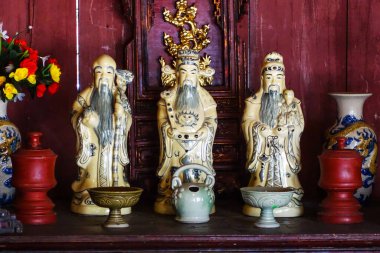 Van Mieu Ulusal Anıt Kompleksi 'nin önündeki Budist tapınağı Quoc Tu Giam. Gölün ortasında Kim Chau Adası uzanıyor. Hanoi, Vietnam, Temmuz 2025