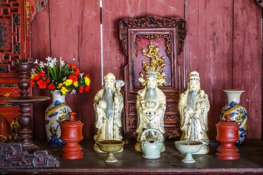 Van Mieu Ulusal Anıt Kompleksi 'nin önündeki Budist tapınağı Quoc Tu Giam. Gölün ortasında Kim Chau Adası uzanıyor. Hanoi, Vietnam, Temmuz 2025