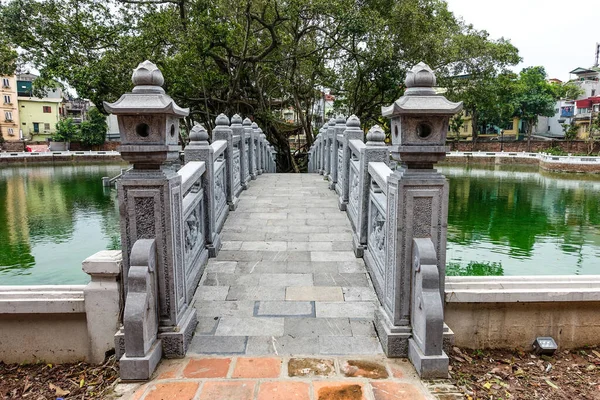 Van Mieu Ulusal Anıt Kompleksi Quoc Tu Giam. Gölün ortasında Kim Chau Adası uzanıyor. Hanoi, Vietnam, Temmuz 2025