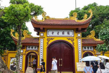 Tran Quoc Pagoda (orijinal adıyla Khai Quoc), Batı Gölü kıyısında yer alan Thanh Nien 'de sayısız tapınağı bulunan en eski Budist tapınağı (541-548). Yen Phu, Tay Ho, Ha Noi, Hanoi, Vietnam. Temmuz 2025