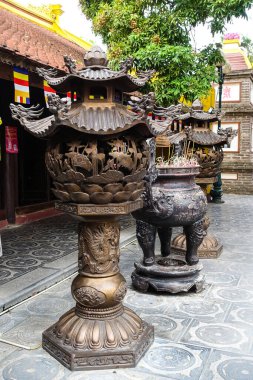 Tran Quoc Pagoda (orijinal adıyla Khai Quoc), Batı Gölü kıyısında yer alan Thanh Nien 'de sayısız tapınağı bulunan en eski Budist tapınağı (541-548). Yen Phu, Tay Ho, Ha Noi, Hanoi, Vietnam. Temmuz 2025