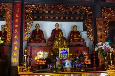 Batı Gölü kıyısında yer alan Thanh Nien 'de sayısız türbesi bulunan en eski Budist tapınağı (541-548) olan Tran Quoc Pagoda' daki Buda tapınağı (orijinal adı Khai Quoc) için adaklar. Yen Phu, Tay Ho, Ha Noi, Hanoi, Vietnam. Temmuz 2025