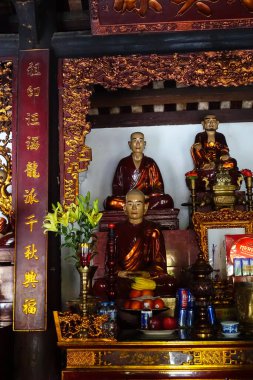 Batı Gölü kıyısında yer alan Thanh Nien 'de sayısız türbesi bulunan en eski Budist tapınağı (541-548) olan Tran Quoc Pagoda' daki Buda tapınağı (orijinal adı Khai Quoc) için adaklar. Yen Phu, Tay Ho, Ha Noi, Hanoi, Vietnam. Temmuz 2025