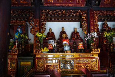 Batı Gölü kıyısında yer alan Thanh Nien 'de sayısız türbesi bulunan en eski Budist tapınağı (541-548) olan Tran Quoc Pagoda' daki Buda tapınağı (orijinal adı Khai Quoc) için adaklar. Yen Phu, Tay Ho, Ha Noi, Hanoi, Vietnam. Temmuz 2025