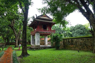 Yağmurlu bir günde Edebiyat Tapınağı 'nın Khue Van köşkü. Hanoi, Vietnam, Temmuz 2025. Van Mieu, Vietnam 'da Konfüçyüs, bilge ve âlimlere adanmış birkaç tapınaktan biridir. Tapınak Imperi 'nin güneyinde yer almaktadır.
