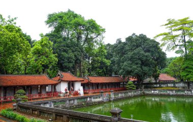 Yağmurlu bir günde Edebiyat Tapınağı 'nın üçüncü avlusundaki Cennet Berraklığı Gölü manzarası. Hanoi, Vietnam, Temmuz 2025. Van Mieu, Vietnam 'da Konfüçyüs, bilge ve âlimlere adanmış birkaç tapınaktan biridir. Tapınak