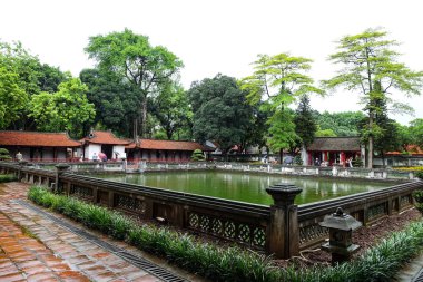 Yağmurlu bir günde Edebiyat Tapınağı 'nın üçüncü avlusundaki Cennet Berraklığı Gölü manzarası. Hanoi, Vietnam, Temmuz 2025. Van Mieu, Vietnam 'da Konfüçyüs, bilge ve âlimlere adanmış birkaç tapınaktan biridir. Tapınak