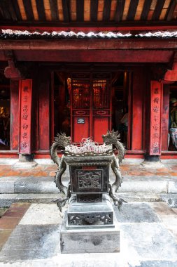 Vietnam 'ın başkenti Hanoi' de yağmurlu bir günde tütsü dağıtıcısının tütsü kutusunda ejderhaların önemi, Temmuz 2025