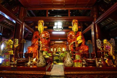 Çin filozofları Mencius (solda) ve Zengzi (sağda) 'nin heykelleri Hanoi, Vietnam' daki Edebiyat Tapınağı 'nda, Temmuz 2025. Van Mieu, Vietnam 'da Konfüçyüs, bilge ve âlimlere adanmış birkaç tapınaktan biridir. Tapınak... 