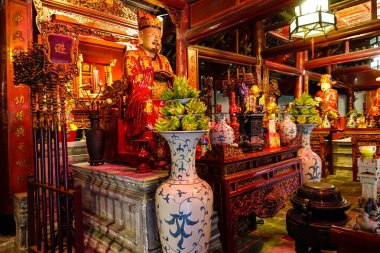 Konfüçyüs Tapınağı 'nda ya da Yüksek Sığınak' ta, Edebiyat Tapınağı 'nda (Van Mieu), Hanoi. Edebiyat ya da Van Mieu Tapınağı Vietnam 'ın en önemli kültürel hazinelerinden biridir. 1070 'te Ly Hanedanlığı' ndan Kral Ly Thanh Tong tarafından kuruldu.,