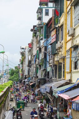 Sabahları Hanoi 'nin Eski Mahallesi' nin hareketli sokak manzarası. Motosikletler ve koloni tarzı binalar. Hanoi, Vietnam, Temmuz 2025