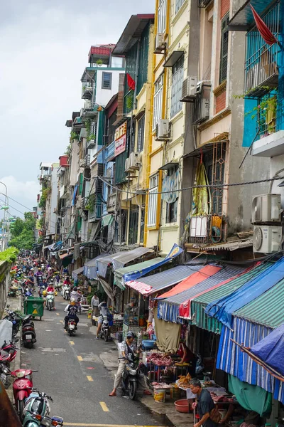 Sabahları Hanoi 'nin Eski Mahallesi' nin hareketli sokak manzarası. Motosikletler ve koloni tarzı binalar. Hanoi, Vietnam, Temmuz 2025