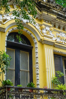 Hanoi 'deki modern ve sömürge binaları, Vietnam' ın başkenti. Hanoi, Vietnam, Temmuz 2025. Hanoi 'de 1890 ve 1930 yılları arasında Fransızlar tarafından inşa edilen koloni kamu binaları, villalar ve konutlar da dahil olmak üzere yaklaşık 3000 Fransız sömürge evi bulunmaktadır.. 